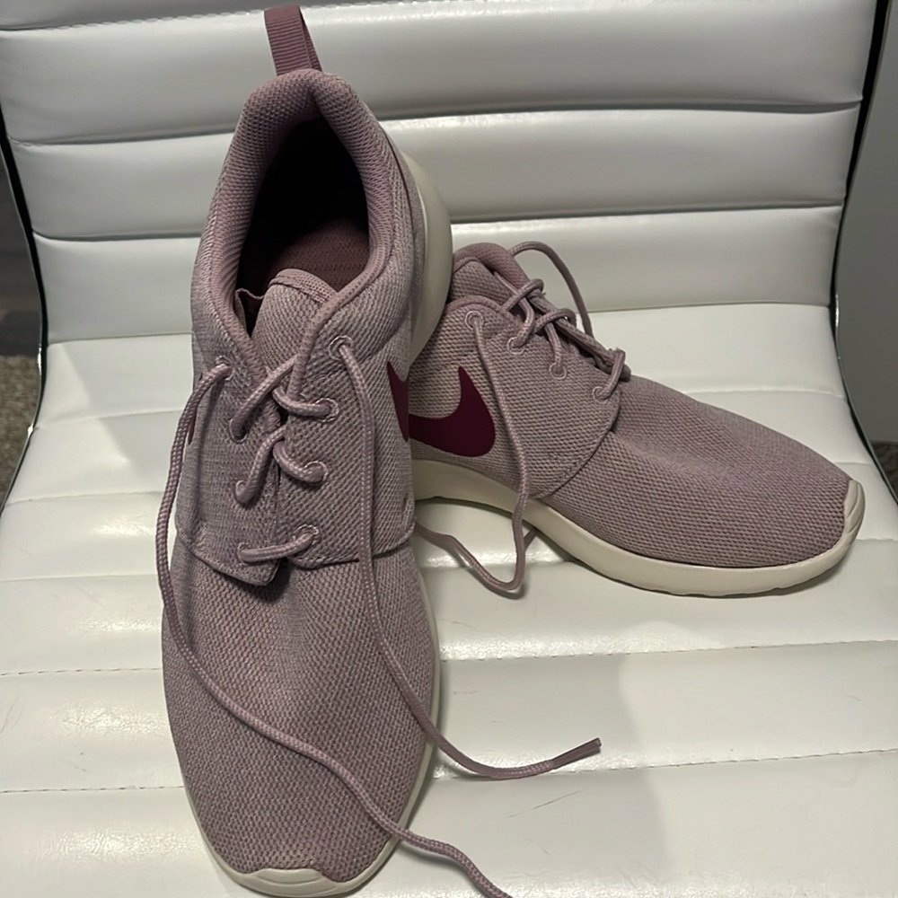 NWOT Nike Roshe One. - Picture 1 of 5